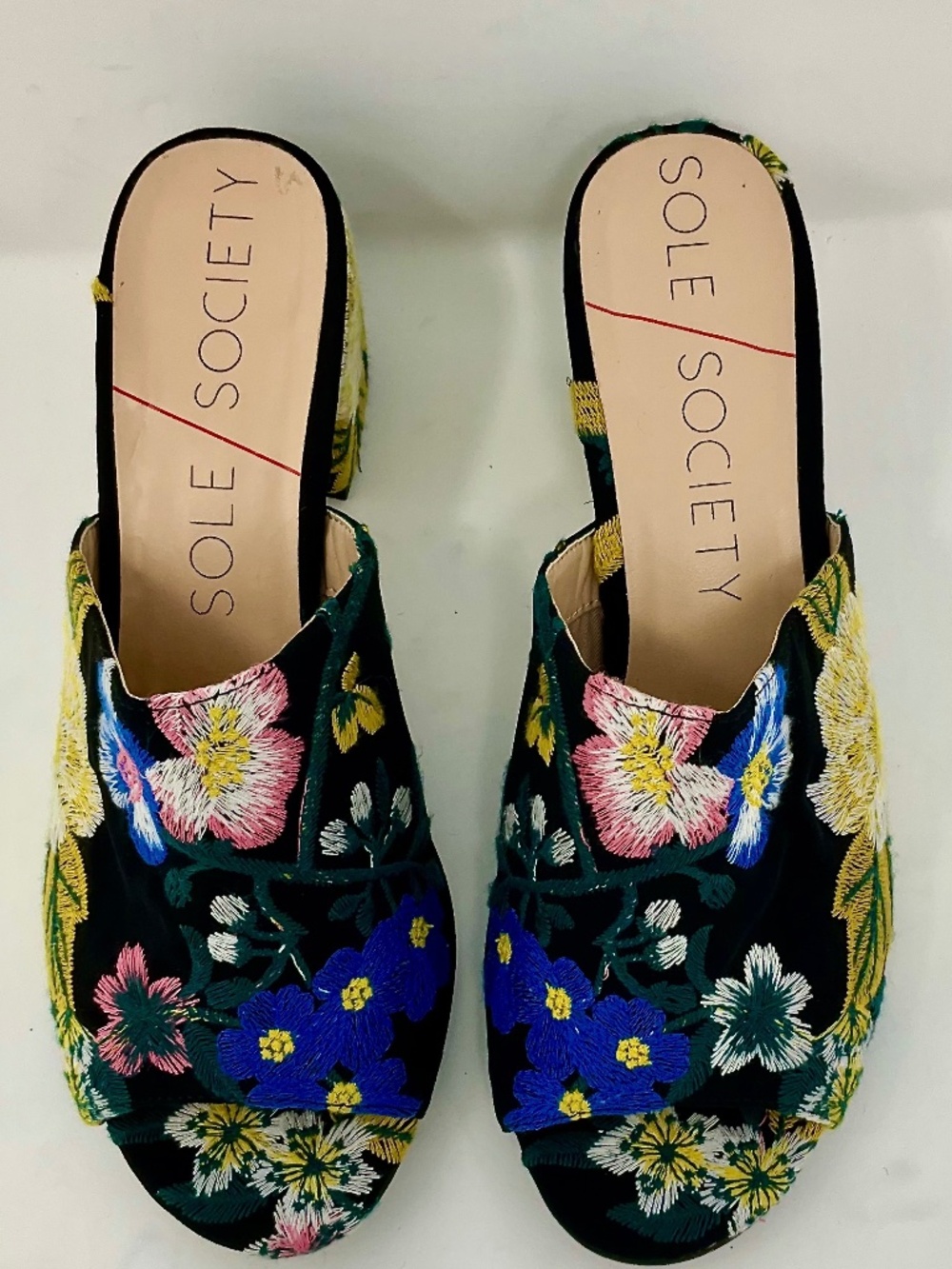 LIKE NEW "Sole Society" Luella Mules featuring Floral Embroidery. Size 8.5